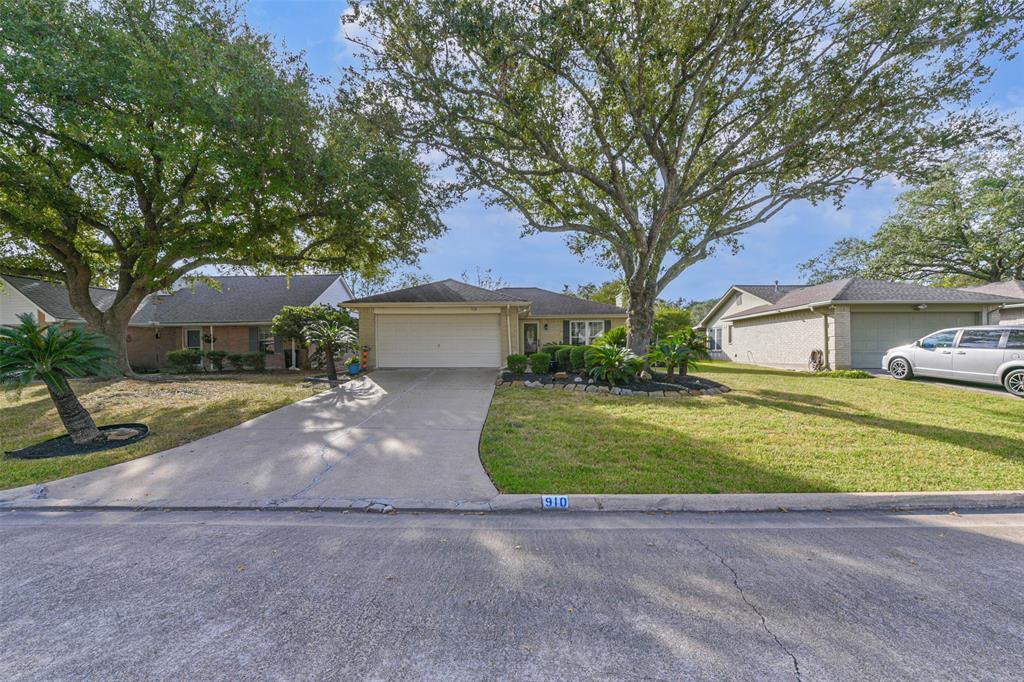 910 W Primrose Meadows Circle, Pearland, Texas image 2