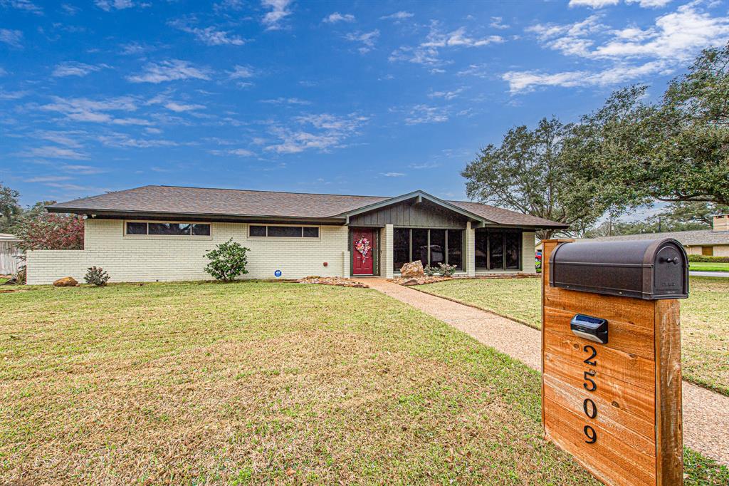 2509 Hutchins Lane, El Campo, Texas image 2