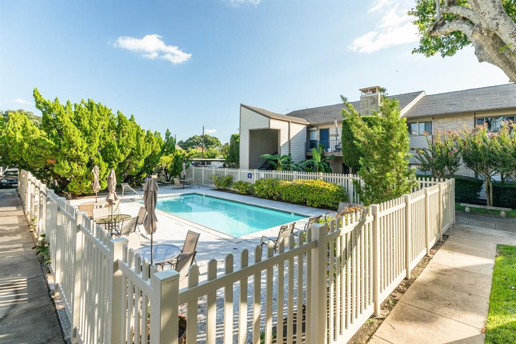 7041 N Holiday Drive, Galveston, Texas image 5