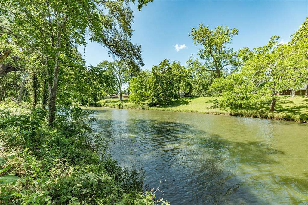 208 Creekside Lane, Lake Jackson, Texas image 6