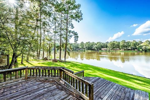 Photo of 1915 E Lake Drive, Huntsville, TX 77340 (MLS # 98777266)