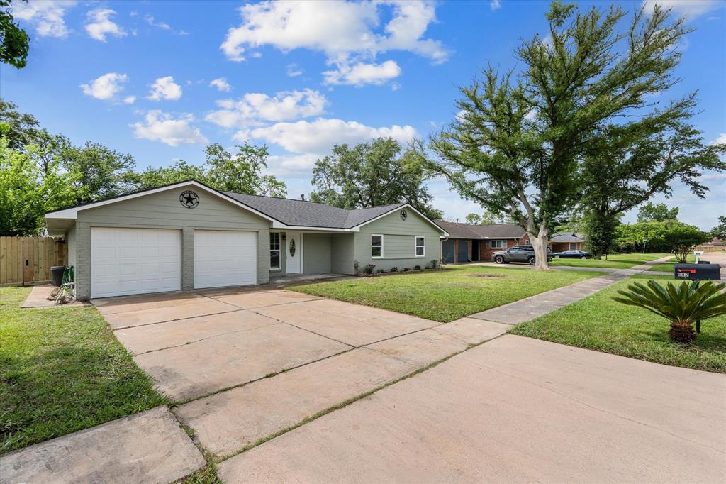 607 Mary Ann Drive, Friendswood, Texas image 3