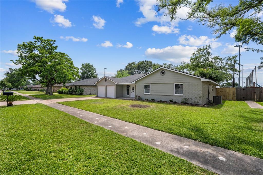607 Mary Ann Drive, Friendswood, Texas image 4