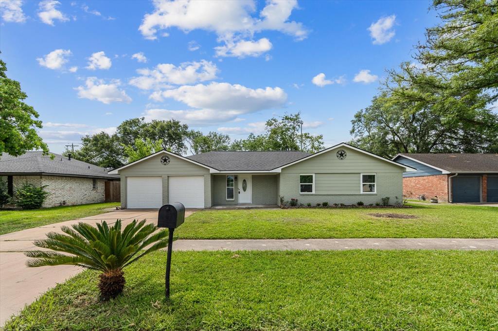 607 Mary Ann Drive, Friendswood, Texas image 1