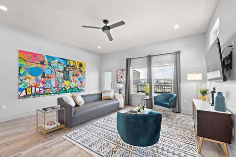 Townhouse in Galveston TX 2307 Avenue P 4.jpg