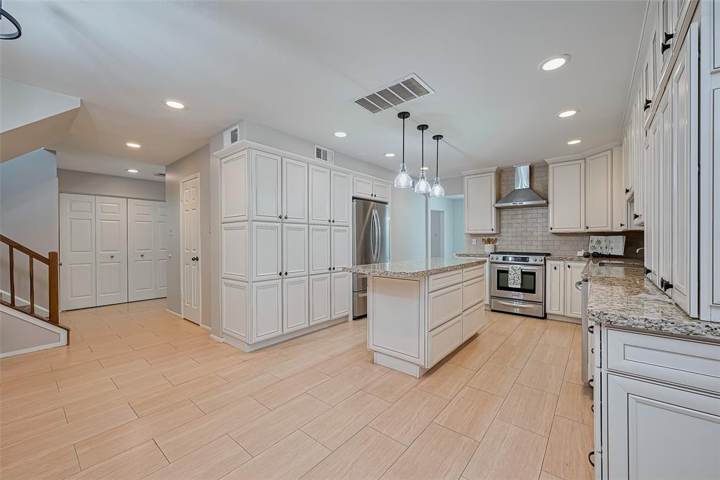 16 Kittiwake Court, The Woodlands, Texas image 8