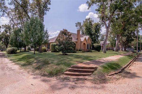 A home in San Augustine