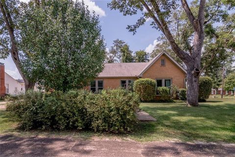 A home in San Augustine