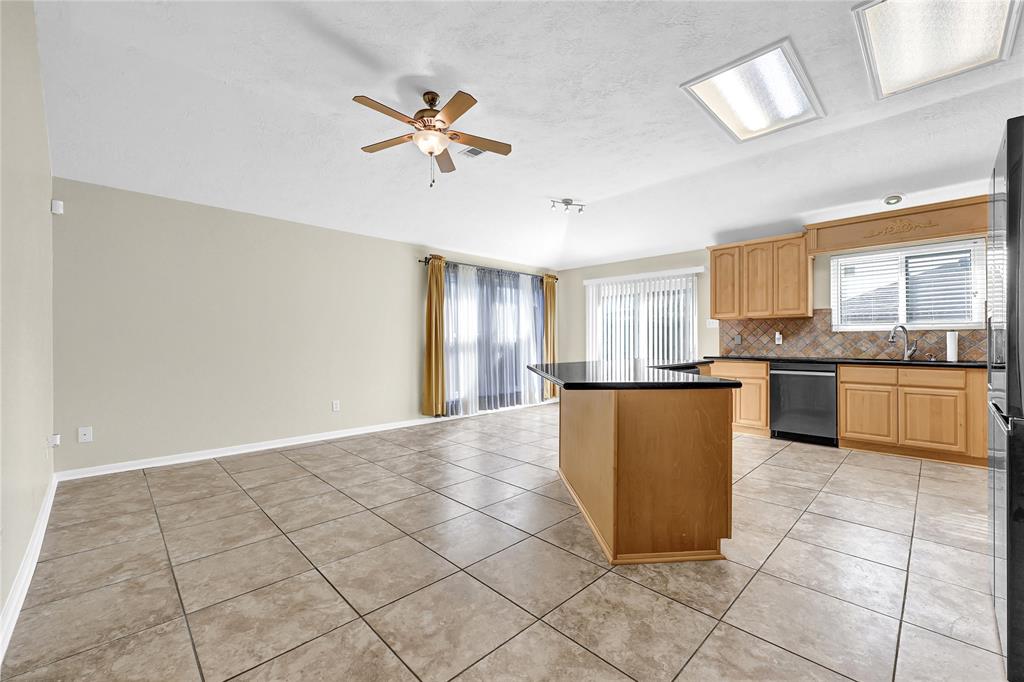4731 Backenberry Drive, Friendswood, Texas image 7