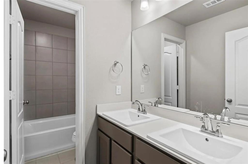 2766 Mariposa Creek Drive, Iowa Colony, Texas image 13