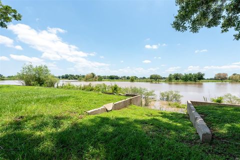 A home in Rosharon