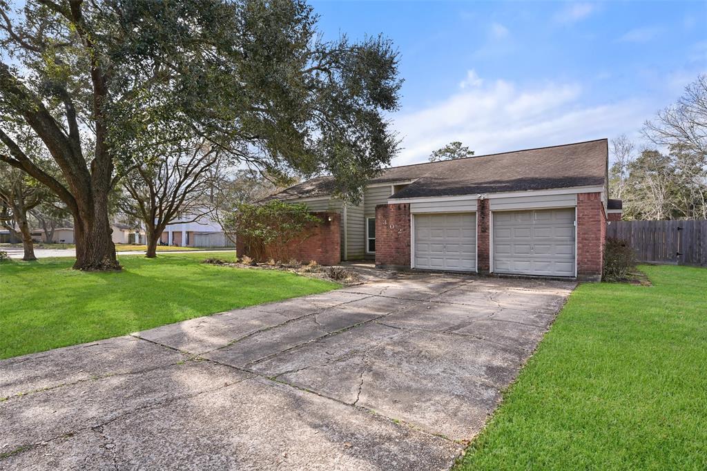 302 Colonial Drive, Friendswood, Texas image 2