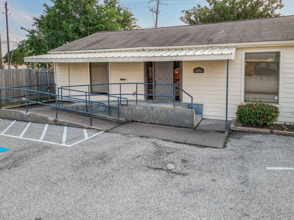 2534 Walnut Bend Lane