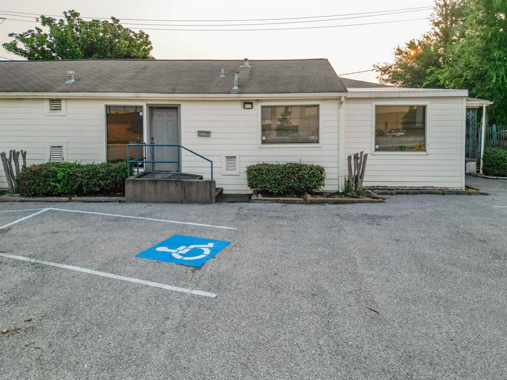 2534 Walnut Bend Lane