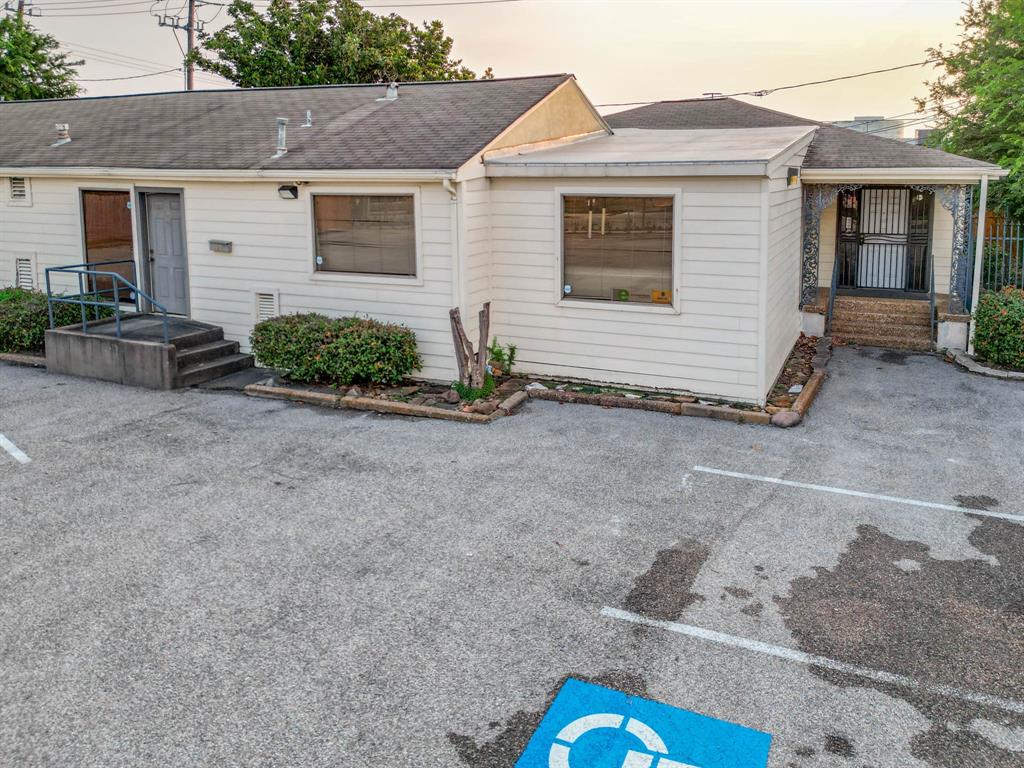 2534 Walnut Bend Lane
