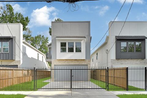 Photo of 90 Burres Street #B, Houston, TX 77022 (MLS # 74180716)