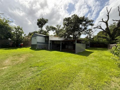 Photo of 311 Joan St, Buffalo, TX 75831 (MLS # 38159973) Photo of 311 Joan St, Buffalo, TX 75831 (MLS # 38159973)