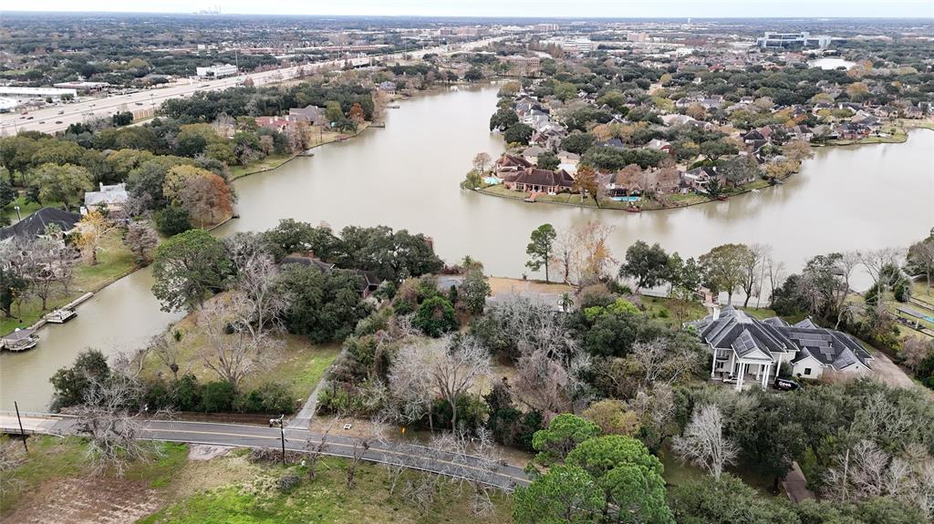 512 W Alkire Lake Drive, Sugar Land, Texas image 38