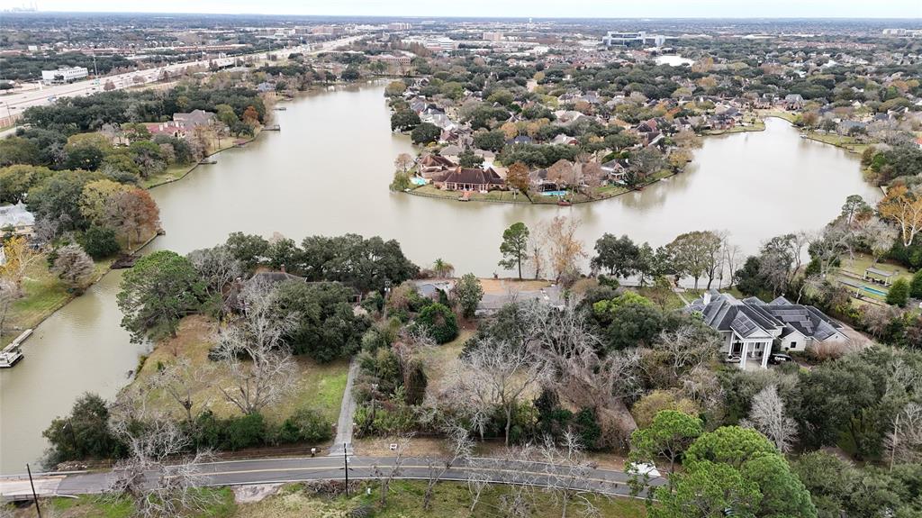 512 W Alkire Lake Drive, Sugar Land, Texas image 3