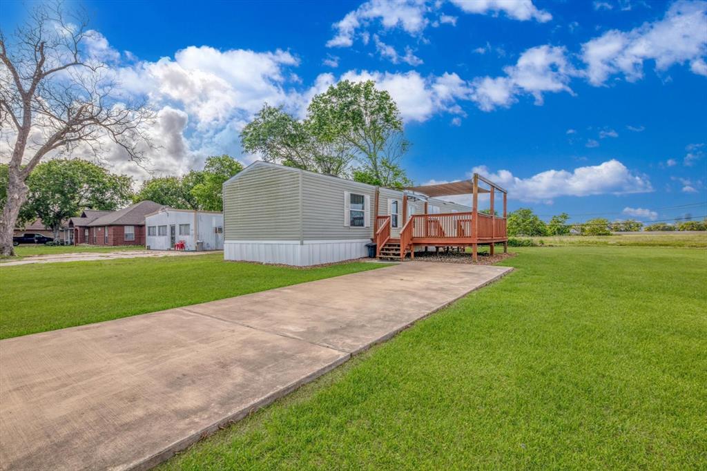 845 Wade Street, Clute, Texas image 3