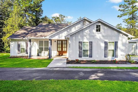 Photo of 433 E Hickory Drive E, Livingston, TX 77351 (MLS # 41992956)