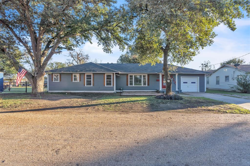 216 Bluebonnett Drive, Marlin, Texas image 2