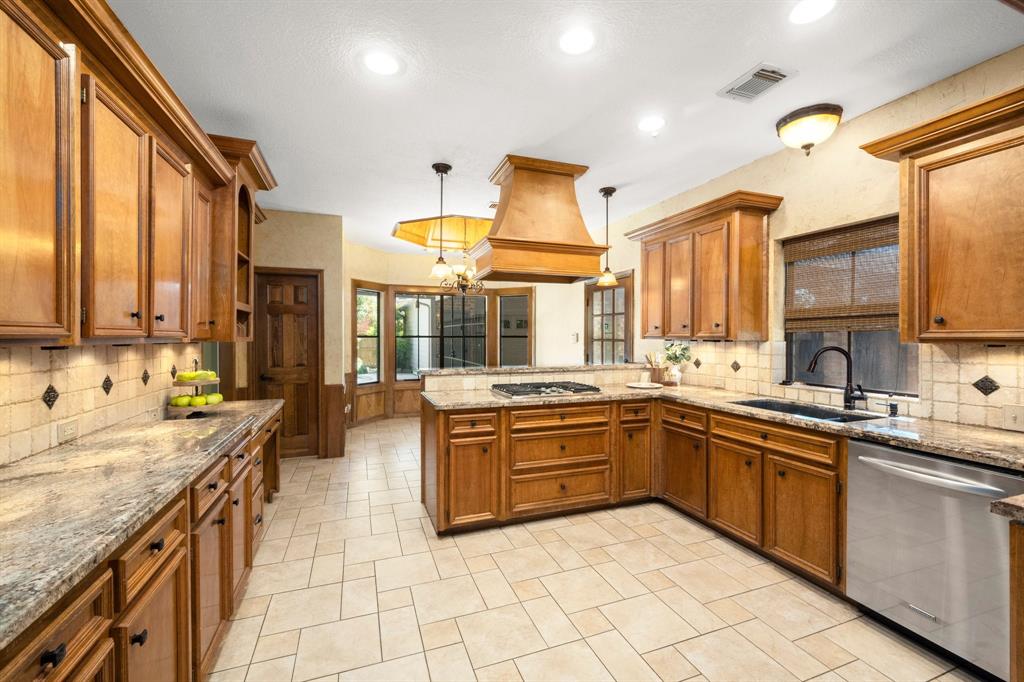 128 E Placid Hill Circle, The Woodlands, Texas image 8