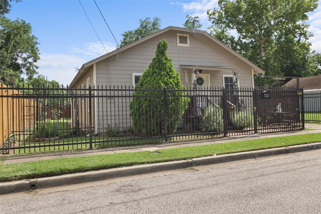 315 E Adoue Street