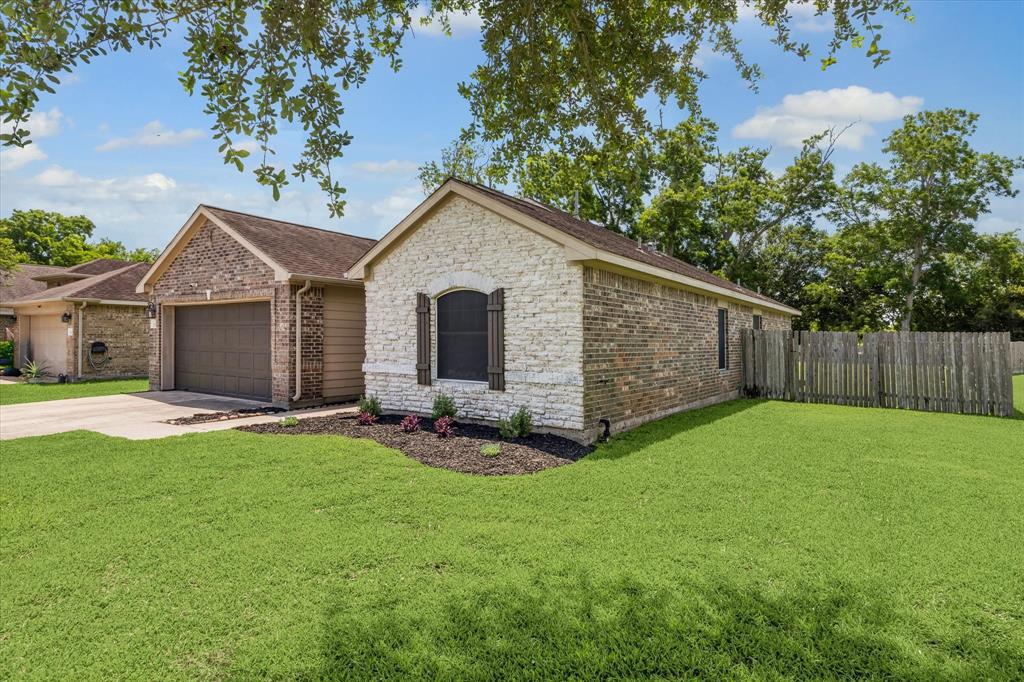 7002 Twin Creek, Hitchcock, Texas image 2