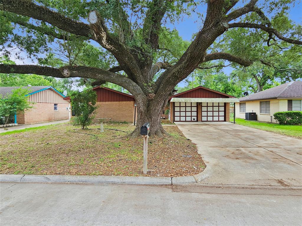 807 Golf Court, Stafford, Texas image 1