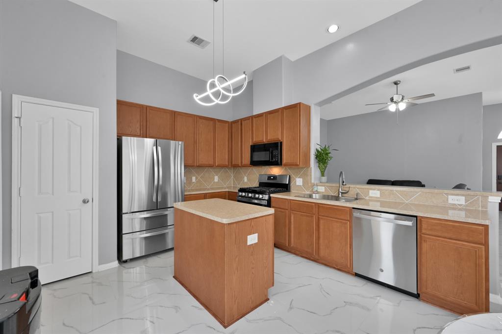 10107 Alcove Glen Lane, Tomball, Texas image 13