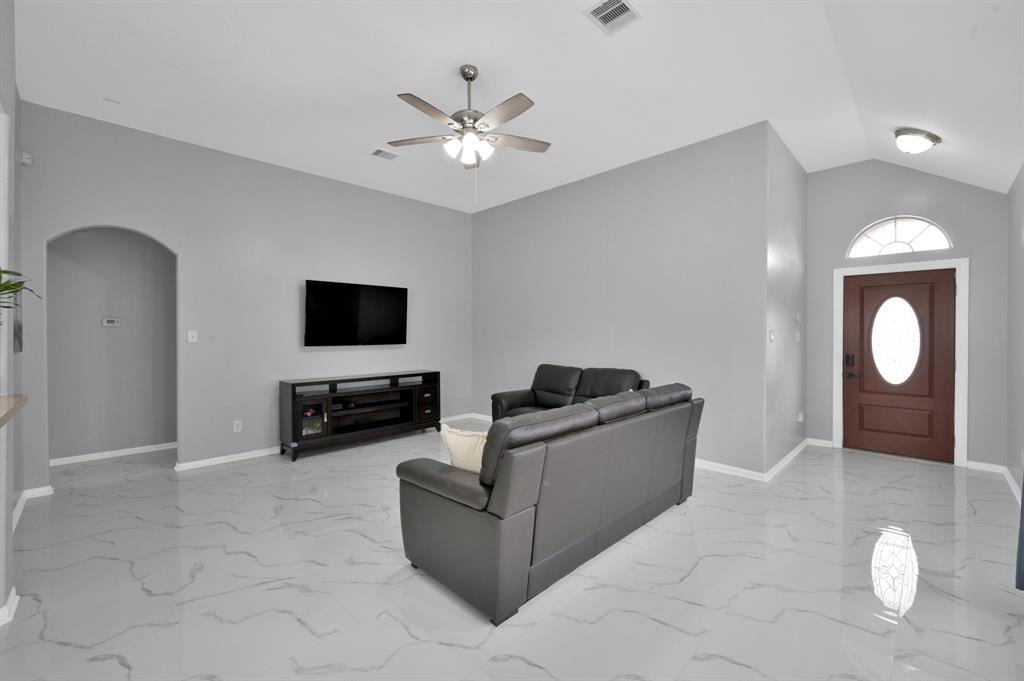 10107 Alcove Glen Lane, Tomball, Texas image 6