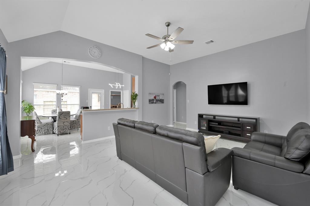 10107 Alcove Glen Lane, Tomball, Texas image 5