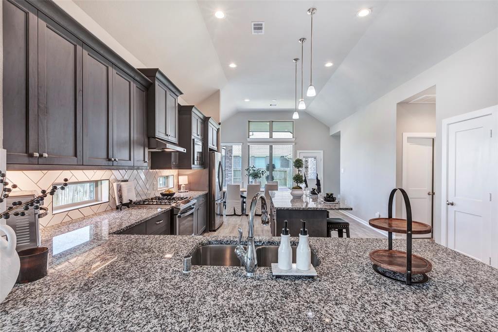 2702 Raspberry Sunset Circle, La Marque, Texas image 12