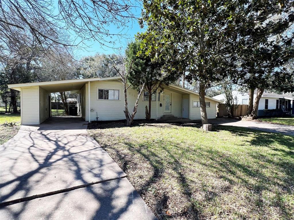 216 Camellia Street, Lake Jackson, Texas image 2