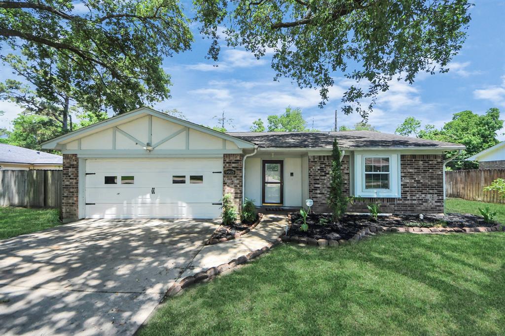 9915 Forest Hollow Drive, Baytown, Texas image 2