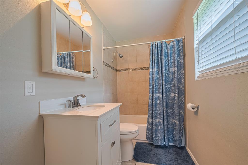 8409 Benoist Drive, Dickinson, Texas image 24