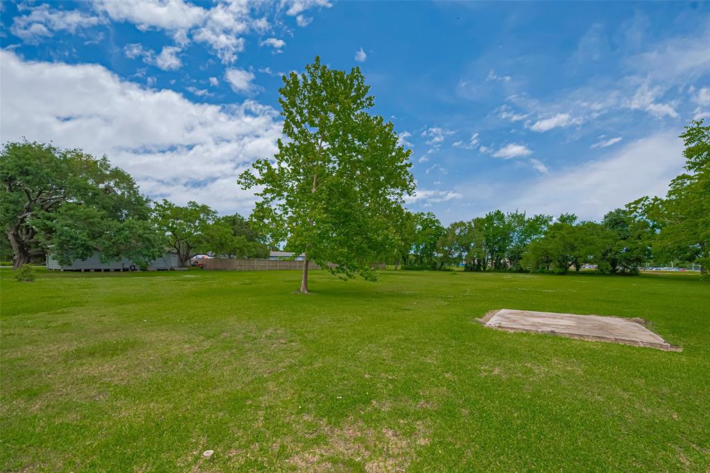 8409 Benoist Drive, Dickinson, Texas image 38