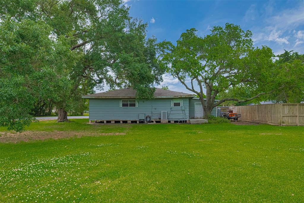 8409 Benoist Drive, Dickinson, Texas image 35