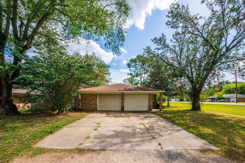 102 Live Oak, Van Vleck, Texas image 3