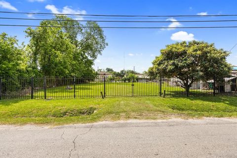 Photo of 210 Van Molan Street, Houston, TX 77022 (MLS # 7783169) Photo of 210 Van Molan Street, Houston, TX 77022 (MLS # 7783169)