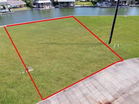 Photo of 502 Neptune Circle, Tiki Island, TX 77554 (MLS # 53039332)