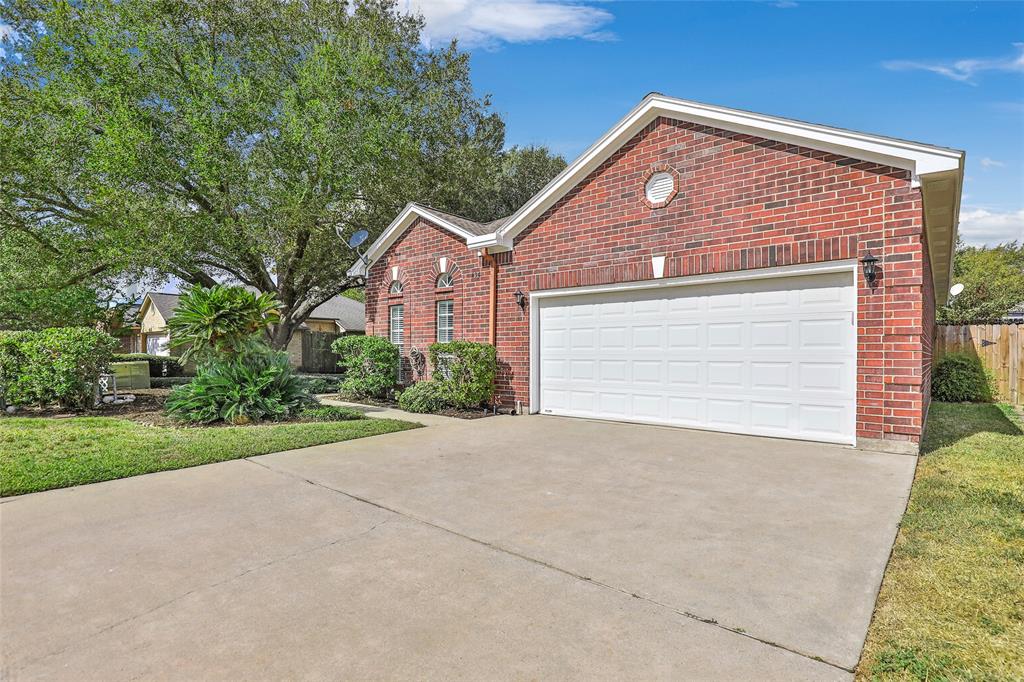 434/438 Cherry Laurel Drive, Tomball, Texas image 2