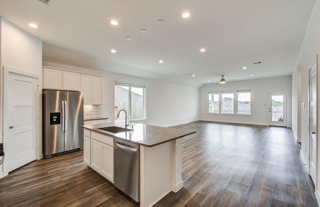 309 Pleasant Hill Way, Conroe, Texas image 12