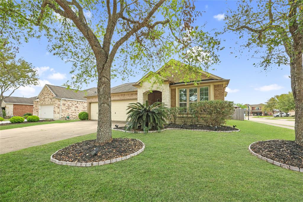 13112 Southern Valley Drive, Pearland, Texas image 1