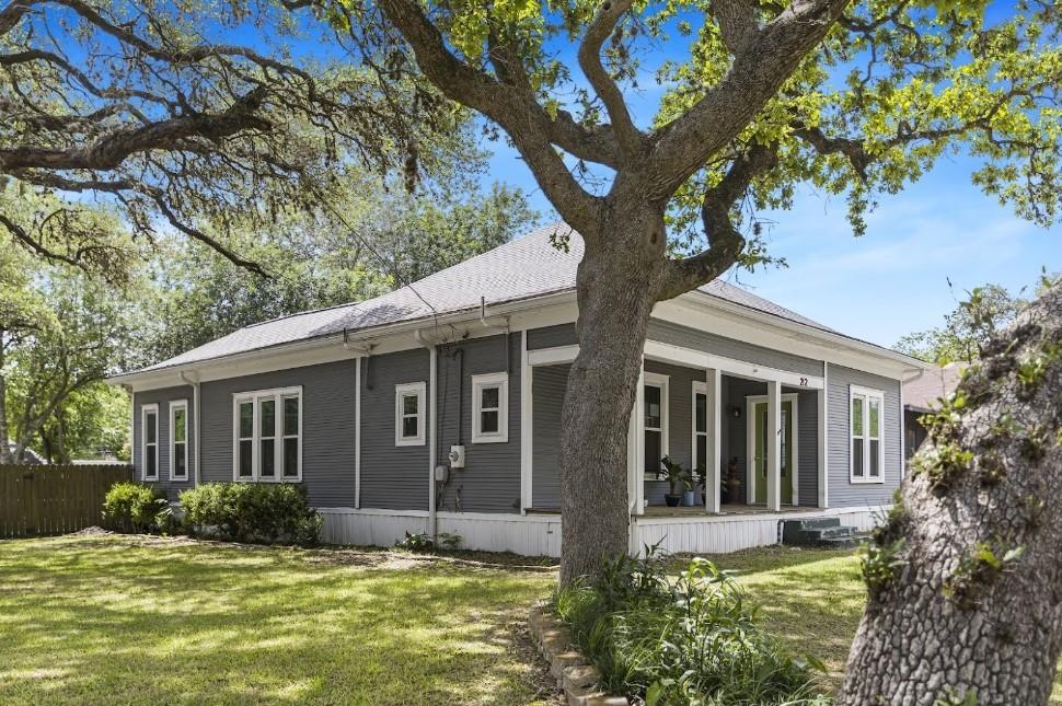 212 Whitfield Street, Yoakum, Texas image 2