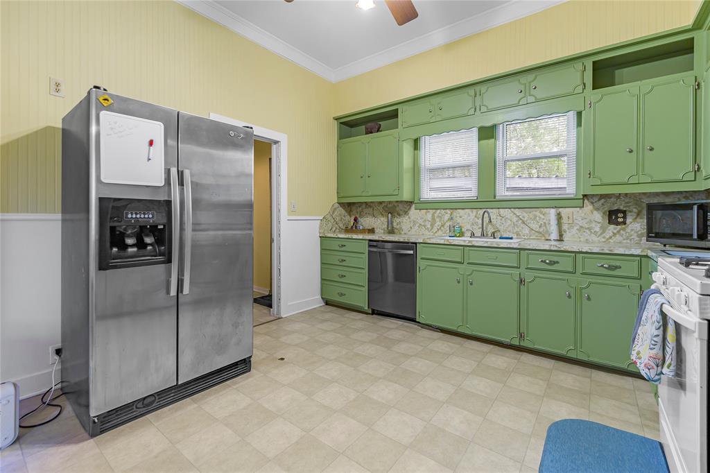 212 Whitfield Street, Yoakum, Texas image 8