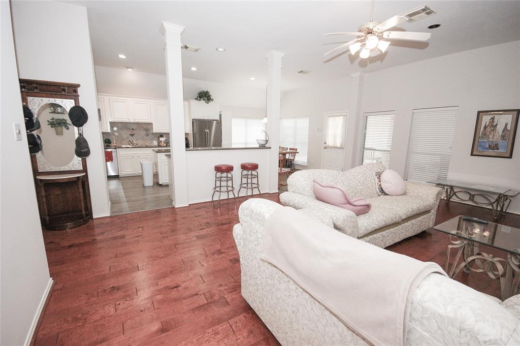 3006 Autumn Hills Court, Friendswood, Texas image 9