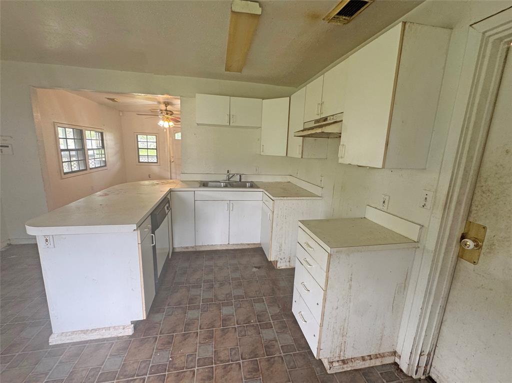 201 Luciana Street, Clute, Texas image 11