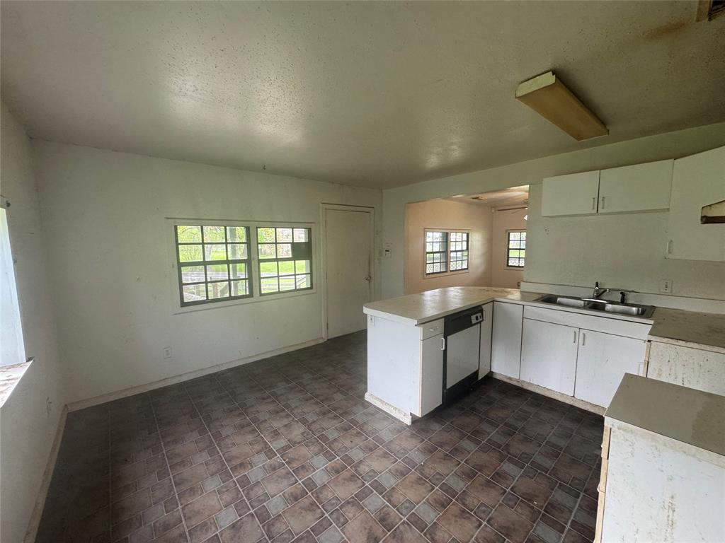 201 Luciana Street, Clute, Texas image 12